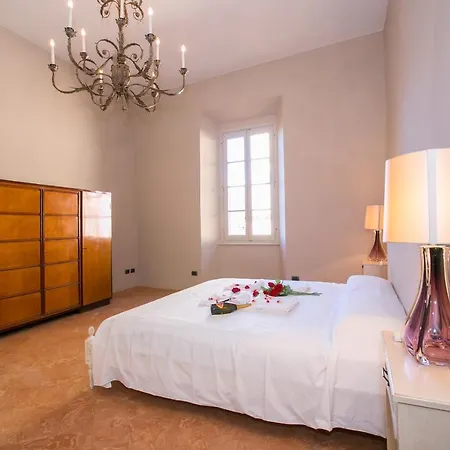 Fiumelatte Sleeps 10 Villa *