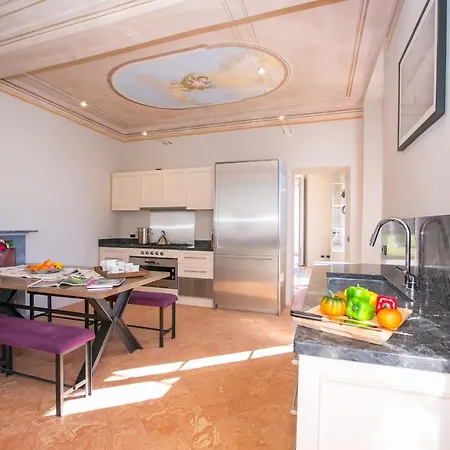 Fiumelatte Sleeps 10 Villa *