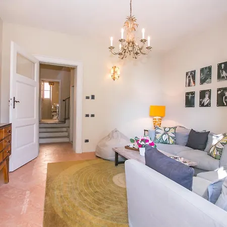 Villa Fiumelatte Sleeps 10 *